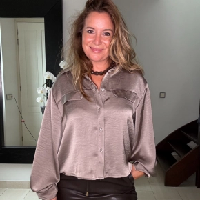 Taupe satijnlook blouse Lian met borstzakken
