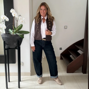 Gemma Ricceri bruin gilet met knopen