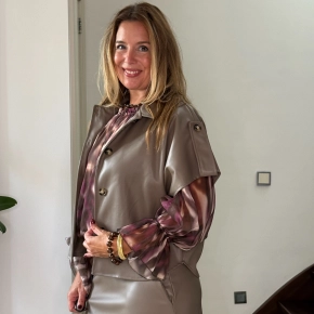 Taupe lederlook poncho dames met knopen – Lola