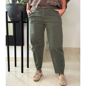 Gemma Ricceri groene barrel broek Jolie met studs riem