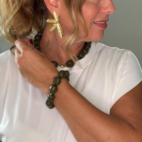 Armygroene kralenarmband Jony met grote kralen