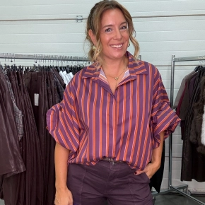 Burgundy-orange oversized blouse met strepen en verstelbare mouwen – Juna