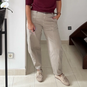 Gemma Ricceri taupe barrel broek Jolie met studs riem