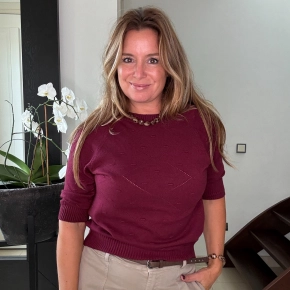 Fijngebreid truitje korte mouw Pippa – bordeaux met subtiel ruitmotief