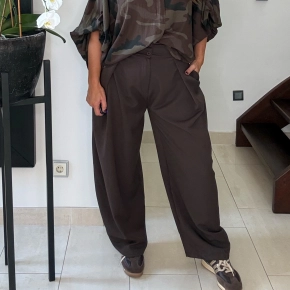 Barrel pantalon met overslag plooi bruin