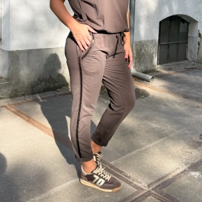 Shop the look Mila broek bruin + Romy shirt bruin