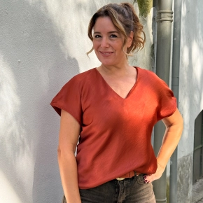 Brique V-hals satijnlook shirt Jade