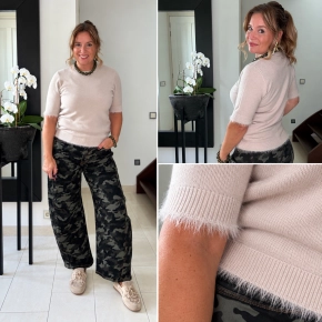Beige fijngebreide damestrui met korte mouw & fluffy afwerking – Puck