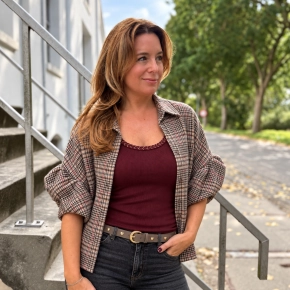 Geruite oversized Juna blouse lichtblauw-bordeaux-zwart