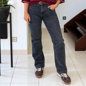 Shop the look bordeaux studs blouse + straight jeans + rib topje + leren riem