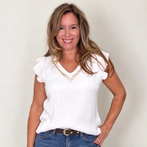 Chastar Ivoorwitte dames top met kanten V-hals en ruffle mouwen Lina