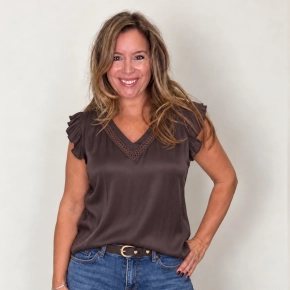 Chastar bruin dames top met kanten V-hals en ruffle mouwen Lina