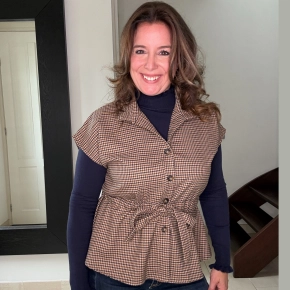 Geruit damesgilet met strikdetail – camel, beige en donkerblauw